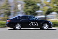 「日産フーガ」で一般道および高速道を走行。245/50R18サイズの「レグノGR-XII」を装着していた。