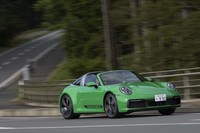 リアエンドに積まれる3リッター水平対向6気筒ターボエンジンは最高出力385PSを発生。0-100km/h加速のタイムは4.4秒。