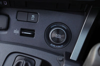 センターコンソールにはドライブモード選択用のトグルスイッチと4WDの前後トルク配分を切り替えるダイヤルスイッチを配置。電子制御多板クラッチを用いたアクティブトルクスプリット4WDシステムは、前輪：後輪のトルク配分を「NORMAL（60：40）」「GRAVEL（53：47）」「TRACK（60～30：40～70で連続可変）」の3つの制御モードから選択できる。