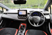 今回試乗したのは、1.2リッターターボ車の上級グレード「G“Z”」。インテリアでは、ステッチ入りの合皮が張られたダッシュボードが目を引く。