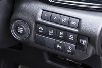 ステアリングホイールの右側には装備の豊富さを誇示するかのようにスイッチ類がズラリと並んでいる。