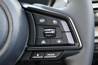 運転支援システムのスイッチは、ステアリングホイールの右側スポーク上に配される。写真でコの字型に並ぶスイッチのうち、右下に位置するのが「アイサイトX」の操作スイッチ。
