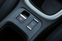 「セレクテレイン」と呼ばれる走行モード切り替えシステムを搭載。日常的なドライビングに適した「ノーマル」「エコ」「スポーツ」に、凍結した道路やトレイルで最大限のトラクションを発揮する「スノー」、ぬかるんだ路面でのグリップ力を高める「マッド」、砂地向けの「サンド」が加わり、計6つの走行モードから選択できる。