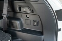 荷室の側面には2列目シートを格納するためのレバーと、駆動用リチウムイオンバッテリーの電力を取り出せるAC100V・1500Wのコンセントが備わっている。