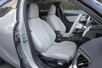 ナッパレザーとファブリックで仕立てられた「DS 3クロスバックE-TENSE」のシート。ポジションの調節機構は手動式。