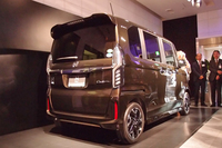 クロームメッキの装飾や、特徴的な意匠のリアコンビランプが目を引く「N-BOXカスタムG・L ターボ Honda SENSING」のリアビュー。