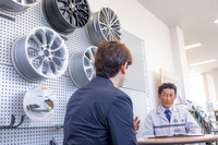 BMWの承認タイヤについて話を伺ったMotoren Saitamaさいたま東のサービス部アドバイザー平賀啓司氏（右）。