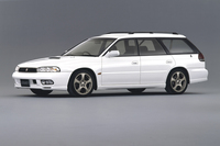     「スバル・レガシィ」
    スバルが1989年から販売するワゴン／セダンで、水平対向エンジンに4WDを組み合わせたお得意の手法で人気を得た。映画に登場するのは2代目モデルで、「アウトバック」の名で輸出されたもの。     