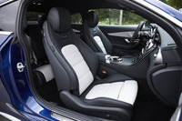 上質なナッパレザーで仕立てられたスポーツシートは、ブラック単色のほか、ブラック×プラチナパールホワイト（写真）やブラック×レッドペッパーのツートンカラーが選べる。シートヒーター付き。