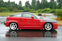 こちらは、1991年式の「アルファ・ロメオSZ」。速さはもちろん、名機と言われる3リッターV6ユニットの快音にも惚れ惚れ。