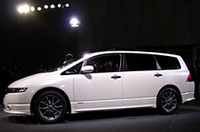 
	アブソルートは、前後エアロバンパーやボディ同色サイドモールなど、専用パーツを装着。タイヤは、215/55R17サイズを履く。
	 