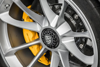 センターロック式の20インチアルミホイール。その奥に見えるブレーキディスクは、カーボンセラミック製。