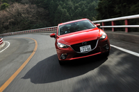 電動パワーステアリングはコラムアシスト式。ギアレシオは従来型の16.2：1から14：1に速められた。