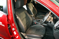 「アクセラスポーツ」のフロントシート（写真はオプションのラックススエード／レザーのコンビシート）。