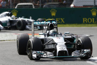 スタートで運良くトップに立てたロズベルグだったが、高速コースで特に難しいとされるブレーキングをミスし2回もコースアウト。29周目におかした2度目のエラーは致命的で、背後から猛追を仕掛けるハミルトンに首位の座を明け渡してしまった。29点あったポイントリードは22点にまで縮まった。（Photo=Mercedes）
    