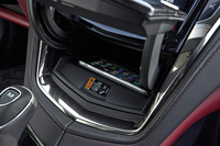 センターコンソールの「CUE」コントロールパネル内部にはワイヤレス充電装置が備わり、Qi規格対応のスマートフォンなどが充電できる。（写真は「CTS」）