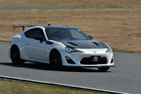 袖ヶ浦フォレストレースウェイを走る「86 GRMN」。足まわりは、車高および減衰力調整機構付き専用ダンパーや、高強度軽量コイルスプリング、ピロボール式リアコントロールアームブッシュ、減衰力調整機構付きリアパフォーマンスロッドなどでチューニングされている。