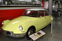 ホール2には「シトロエンDS」の姿も。「独創的なハイドロニューマチックサスペンションによる乗り心地が、長距離移動を快適なものにした」と説明されていた。