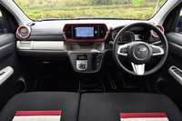 「ダイハツ・ブーン シルク」のインストゥルメントパネルまわり。黒を基調に各所にグレージュとマゼンタのアクセントを施すことで、「ブーン」との差別化を図っている。