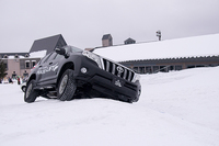 車輪を浮かせながらも前進する。
