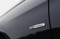 現行型の「Eクラスカブリオレ」は、2010年4月に日本デビュー。翌2011年7月には、新エンジンや改良型トランスミッションなどが組み合わされたマイナーチェンジ版へとバトンを渡した。