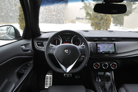 限定車「ローンチエディション」の運転席まわり。その造形は、基本的に標準車「ジュリエッタ QV」と変わらない。ハンドル位置は、左右が選べる。