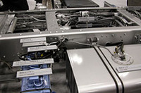 
	平成17年（新長期）排出ガス規制への対応と、燃費改善の双方をクリアするという尿素SCRシステム搭載車「クオン」
	 