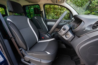 ライトグレーのアクセントが目を引く、個性的な3トーンのフロントシート。「ゼンEDC」には「ゼン6MT」と同じく、助手席に可倒機構が備わる。
	 