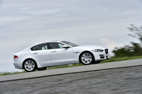 「XE」にはジャガー初の電動パワーステアリングが搭載されている。その恩恵として、縦列および並列駐車や出庫支援を行う「パークアシスト」機能が装着できる（オプション）。