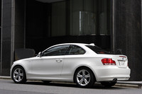 135iクーペとの外観の違いは、フロントフォグランプや、マットクローム仕上げのエキゾーストテールパイプが装備されること。