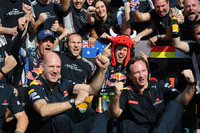 フォード傘下のジャガーとして戦っていたチームをオーストリアの飲料メーカー、レッドブルが買い取りF1に打って出たのは2005年。以来、F1屈指のトップデザイナー、エイドリアン・ニューウェイを招聘（しょうへい）し、勝てるマシンと組織をつくりあげてきたこのチームが、最終戦を前に初のコンストラクターズタイトルを獲得した。（写真＝Red Bull Racing）