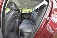 後席は前後方向には広いが、上下方向は意外に余裕がない。「パノラミックグラスサンルーフ」が付いた試乗車では、その傾向が強く感じられた。