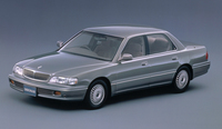 1992年、名称を「デボネア」に戻して登場した3代目。ベース車両は税制改正を受けて誕生した3ナンバー専用車の「ディアマンテ」で、必然的に3ナンバーサイズとなったボディーに、V6 SOHC 3リッターおよび同DOHC 3.5リッターエンジンを積む。