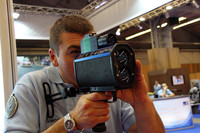 ハンディ型速度取り締まり機「ウルトラライト」と軍警察官。