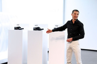 サイズ違いの3つの革靴を並べ、「こんなつまらないことはしなくない」と語るインゲンラート氏。明らかにドイツ勢への挑戦状である。