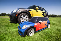 ブルーのボディーカラーで統一される「Mini MINI」。写真奥は、実車の「MINI」だ。