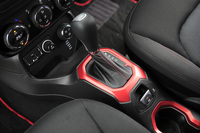 内装色は、ブラックとグレーのツートンカラー、ブラックとベージュのツートンカラー、ブラックのモノトーンの3種類。装飾パネルにも複数の色が用意される。（写真は「トレイルホーク」）