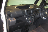 展示車両のインパネまわり。プロトタイプということもあり、ダッシュボードなどに表面加工はなかった。ただ、収納スペースのレイアウトなどは確認できる。
    