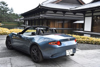 薩摩伝承館を背景にたたずむ「ロードスターRS」。ボディーカラーは「ブルーリフレックスマイカ」。