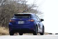 【スペック】レクサスCT200h“Fスポーツ”：全長×全幅×全高＝4320×1765×1460mm／ホイールベース＝2600mm／車重＝1440kg／駆動方式＝FF／1.8リッター直4DOHC16バルブ（99ps/5200rpm、14.5kgm/4000rpm）＋交流同期電動機（82ps、21.1kgm）／価格＝405万円（テスト車＝424万9500円／プリクラッシュセーフティシステム＋レーダークルーズコントロール＝14万7000円／“Fスポーツ”専用本革ステアリング＝1万500円／クリアランスソナー＝4万2000円）