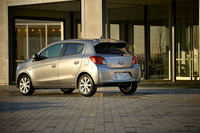 2014年12月の一部改良で追加された新グレードの「1.2G」。1.2リッター車はFFのみで、4WDは用意されていない。
    