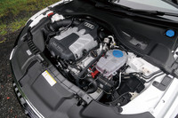 エンジンは、スーパーチャージャー付きの3リッターV6で、300ps、44.9kgmを発生。10・15モードの燃費値は10.2km/リッター。この日は300.4km走って（市街地1：高速道路7：山岳路2）、6.42km/リッターを記録した。