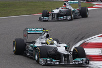 通称「Wダクト」なるエアロデバイスを武器に、今季これまで予選での速さが光っていたメルセデス「W03」。上海ではロズベルグ（写真前）、ミハエル・シューマッハー（同後ろ）がレース序盤に1−2フォーメーションで走行。シューマッハーは早々にリタイアしたものの、メルセデスは懸案だったレース中のタイヤのデグラデーション（タレ）問題を克服し、2ストップ作戦をとったロズベルグの力走で見事勝利した。（Photo=Mercedes）
