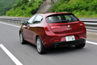 
    試乗車のボディーカラーは新色の「メタリックレッド」。「ジュリエッタ」の他のグレードでも選択できる。
    