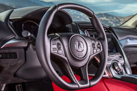 「NSX」のステアリング機構は、ロック・トゥ・ロックが1.91。状況に応じてギア比が12.9：1から11.07：1に変化する、可変ギアレシオ機能が備わっている。