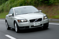 【スペック】
	T-5:全長×全幅×全高＝4250×1780×1430mm／ホイールベース＝2640mm／車重＝1430kg／駆動方式＝FF／2.5リッター直5DOHC20バルブターボ・インタークーラー付き（230ps/5000rpm、32.6kgm/1500-5000rpm）／価格＝387万円（テスト車＝同じ／※テスト車は先行輸入車のため、「スポーツ・スプリング・キット」を装着））