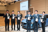 チーム戦で優勝したボルボ・カーズ目黒（写真右側3人）と準優勝のボルボ・カーズ長野（写真左側3人）。
    