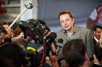 「モデルS」のデリバリー開始記念セレモニー後、インタビューに答えるテスラのイーロン・マスクCEO。