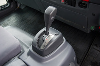 「スムーサーEx」とは、マニュアルトランスミッションを自動化したシングルクラッチ式ATのこと。手動での変速も可能となっている。