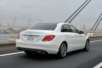 「C350eアバンギャルド」は、「CHARGE」モードを選ぶことで、走行中でもバッテリーに充電できる。